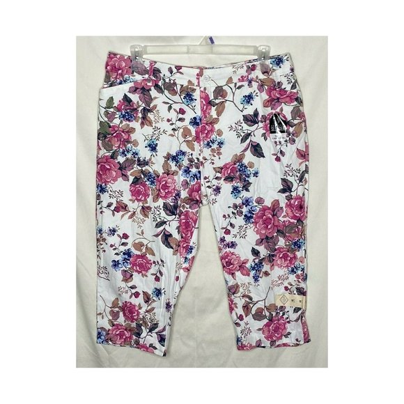 St John's Bay (18) Crop White Pink Floral Stretch Capri Pants - Picture 1 of 6